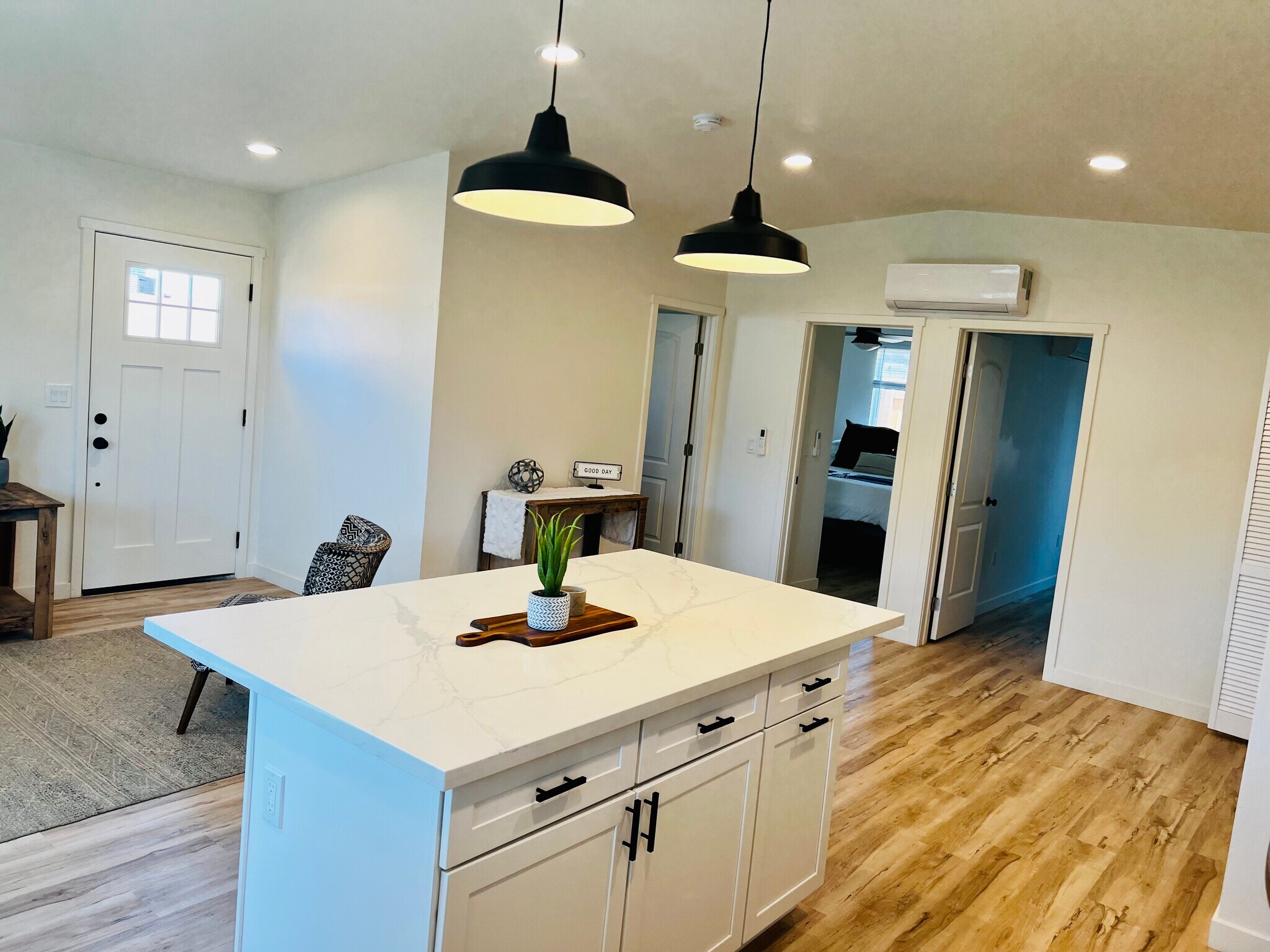 Building Photo - 719 Holly Ave