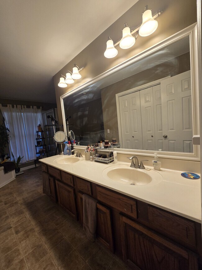 Building Photo - 232 Pebble Glen Dr