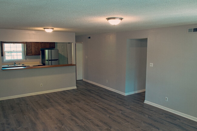 Building Photo - 1701 Somerville Rd SE