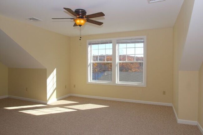 Building Photo - 204 River View Ln