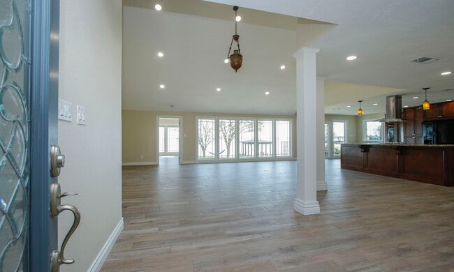 Building Photo - 14535 Diamondhead N