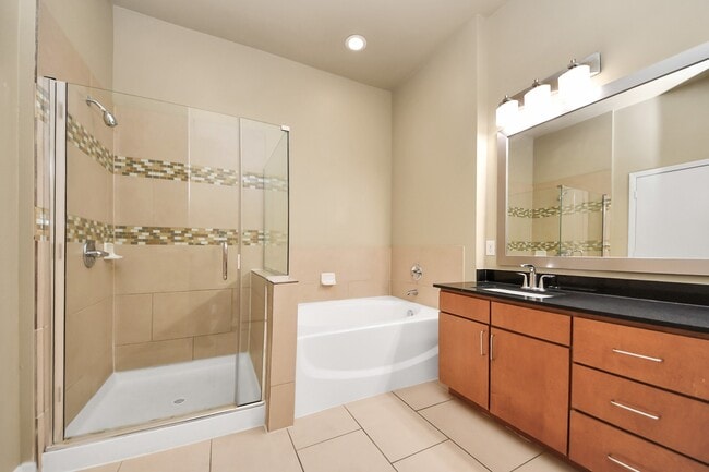 Building Photo - 5455 Richmond Ave.