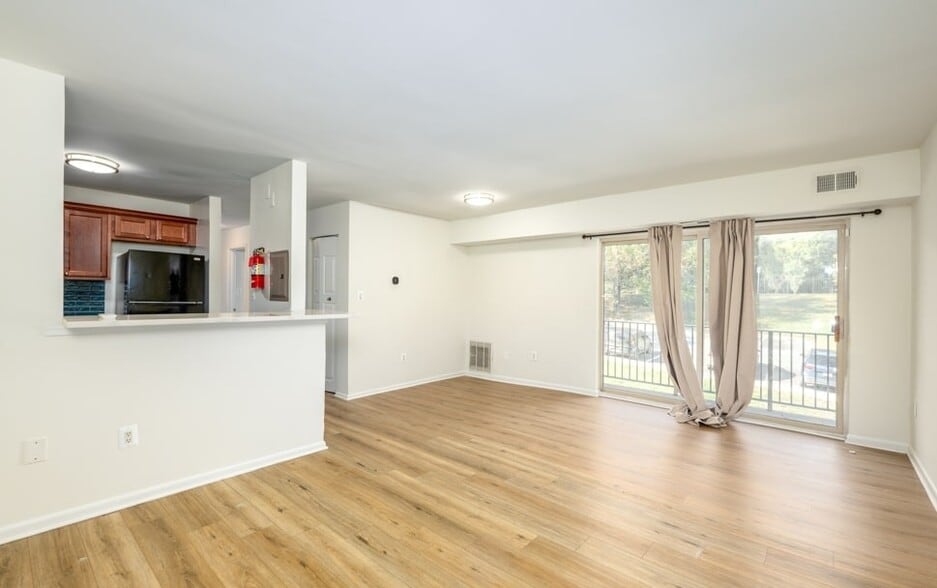 Living Area - Cameron Pointe Apartments