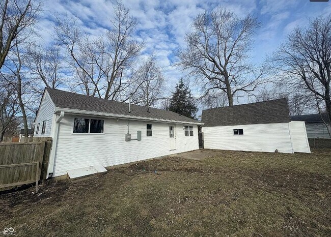 Building Photo - Cozy 3-Bedroom Home with Spacious Yard in Indianapolis
