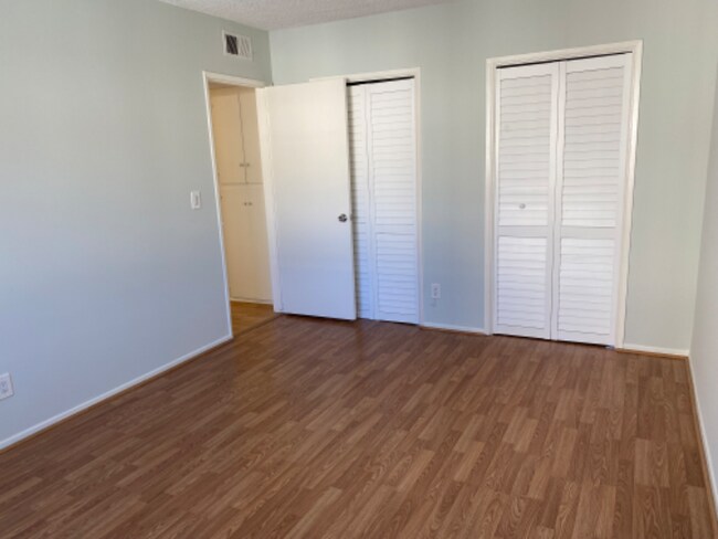 Building Photo - 5354 Lindley Ave
