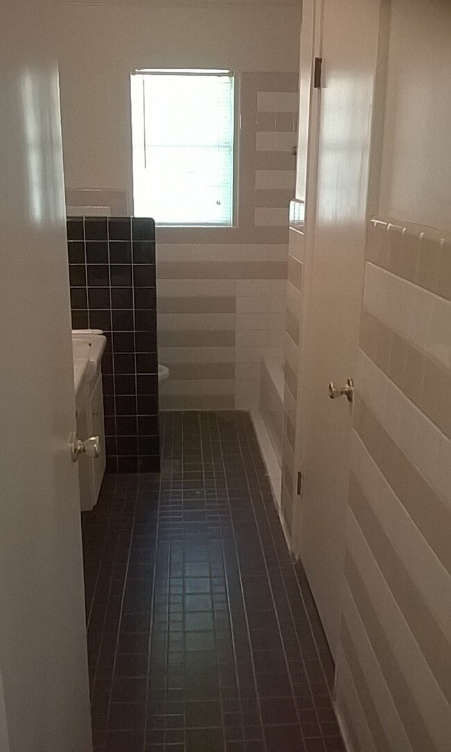 Building Photo - 3914 Lillian St