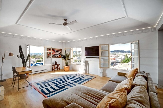 Building Photo - 109 N Sycamore Ave