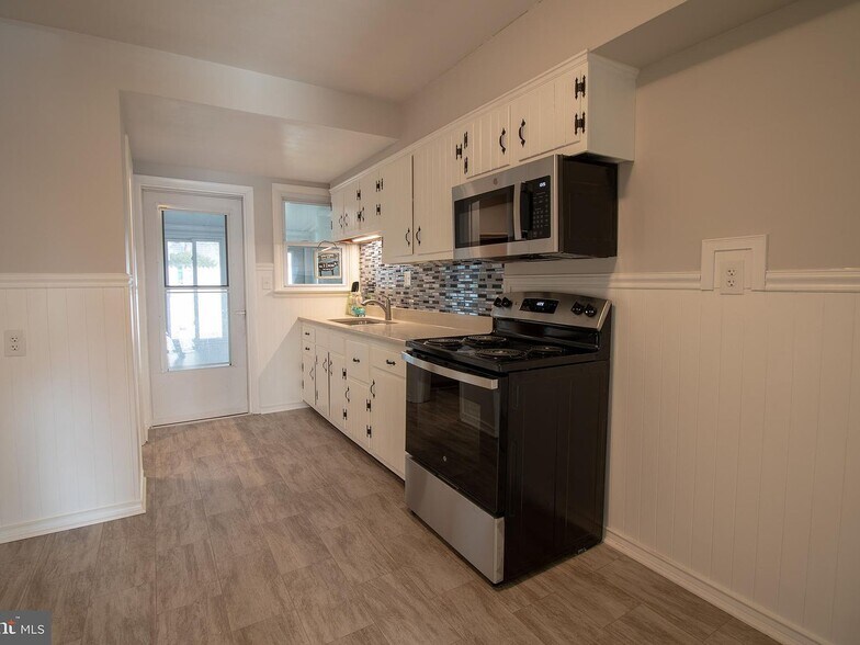 Building Photo - 6301 Salem Park Cir