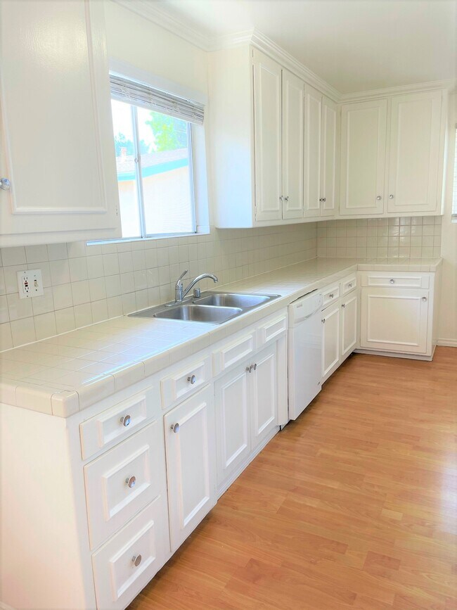 Building Photo - 4916 Hazeltine Ave