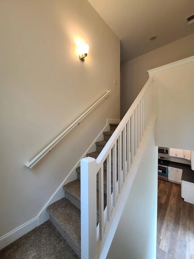 Building Photo - Sign a 12-month lease now and receive the ...
