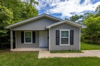 Building Photo - 3 Bed / 1 bath home in Beaumont! Move in r...