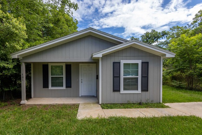 Primary Photo - 3 Bed / 1 bath home in Beaumont! Move in r...