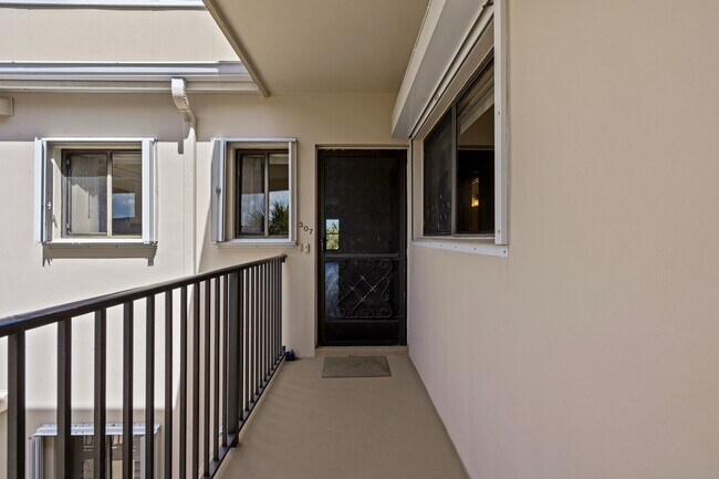 Building Photo - 6165 S Mirror Lake Dr