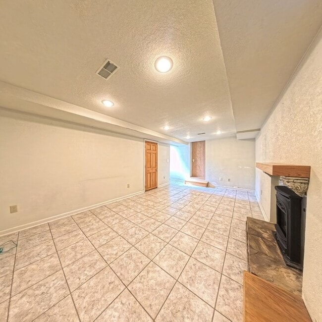 Building Photo - 3 Bedroom 3 Bathroom Home in Des Moines