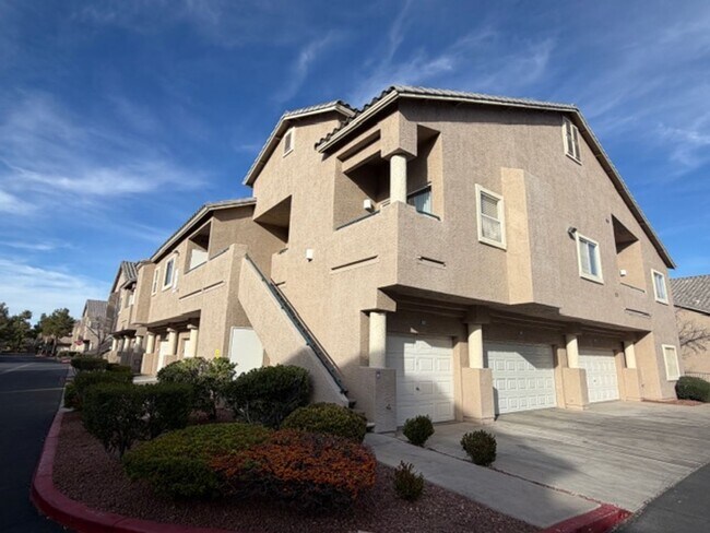 Building Photo - Beautiful, spacious top-floor 2-bedroom, 2-bathroom condo in the Southwest