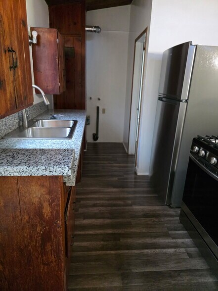 3250 Kitchen - 3250 1/2 Walnut Grove Ave