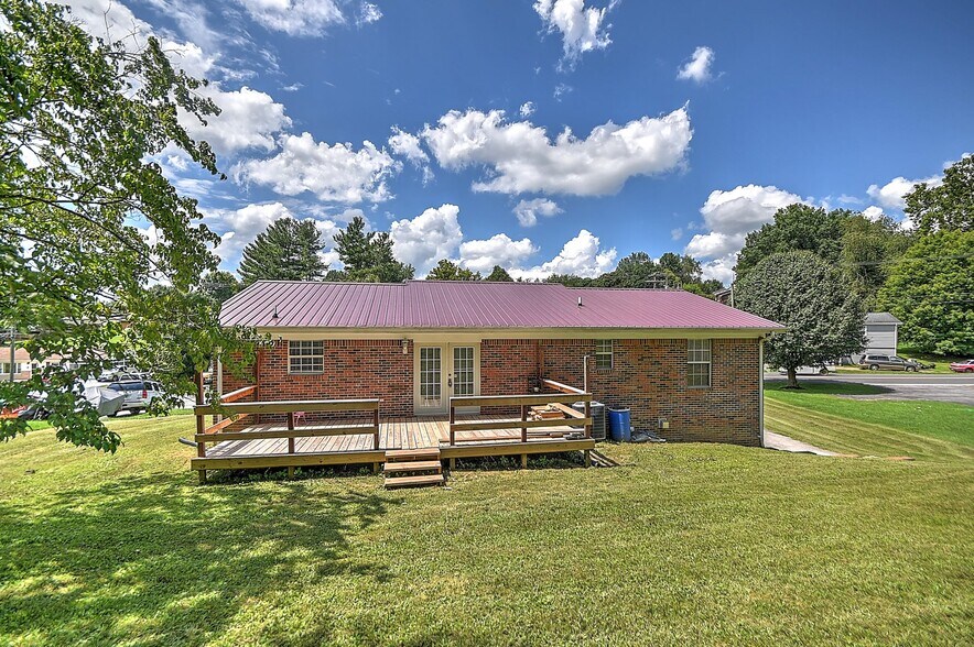 Building Photo - 185 Woodland Cir