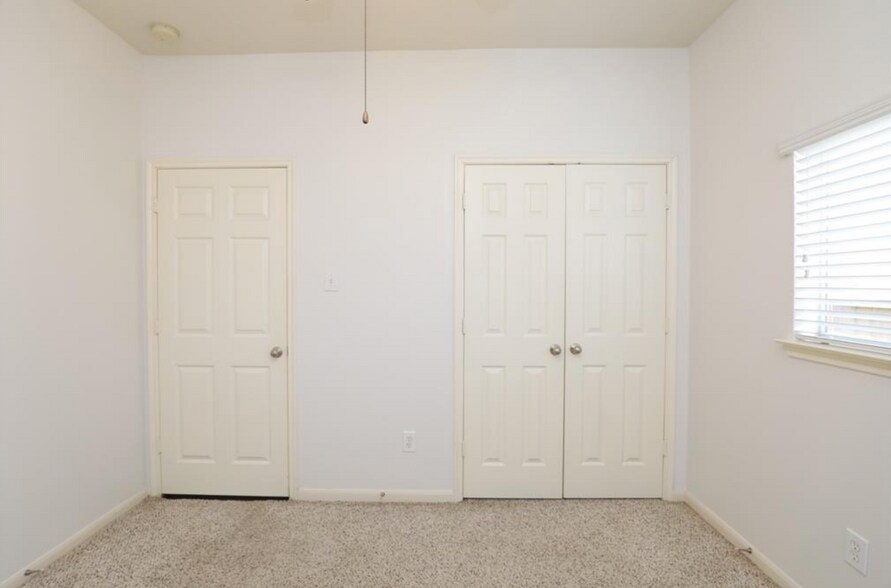 Building Photo - 12827 Pecan Shores Dr