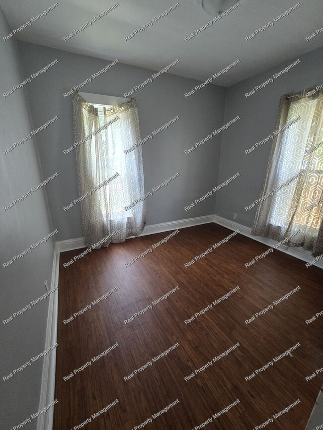 Building Photo - Charming 4 Bedroom Home