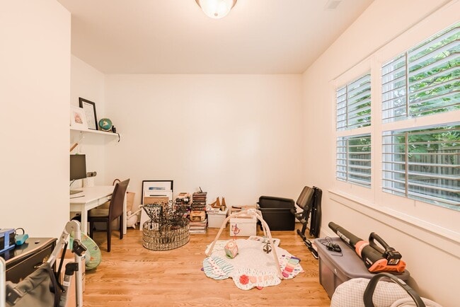 Building Photo - Available 9/22/25! Gorgeous 2-Story Home i...