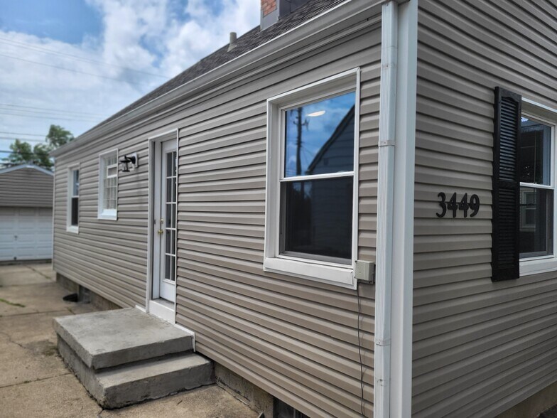 Side entrance to kitchen - 3449 Beulah Rd