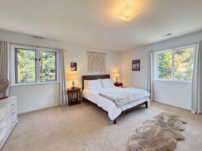 Building Photo - Stunning Home for Lease in Diamond Point