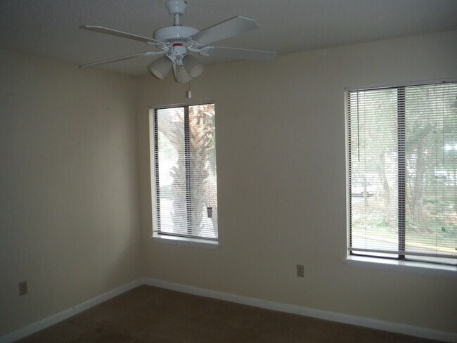 Building Photo - Nice 2nd FL Condo with Screened Balcony