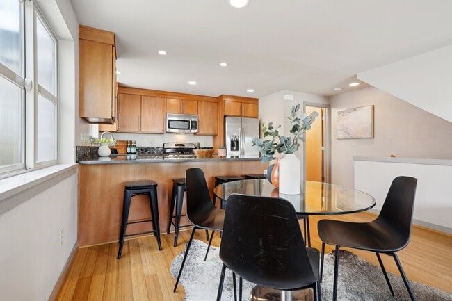 Building Photo - 923B N 85th St