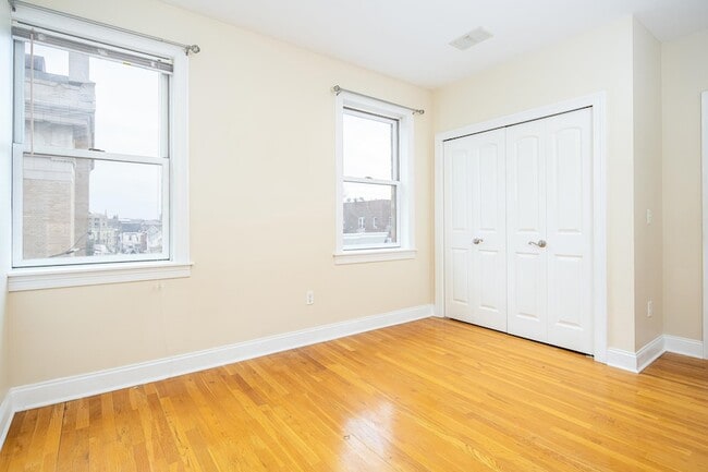 Building Photo - 528 47th St