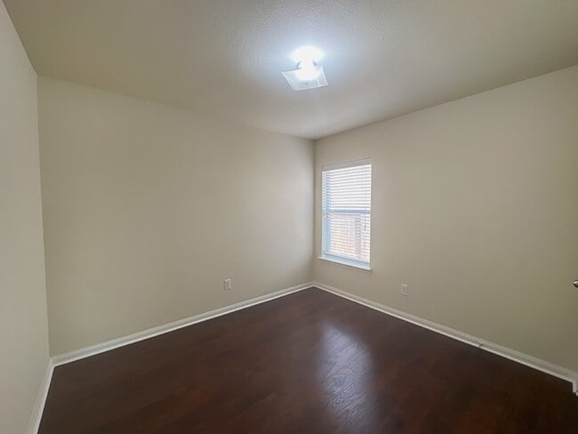 Building Photo - **CUTE 3 Bedroom Home, Move-in Ready**