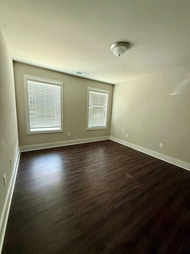 Building Photo - 2 Bed / 2.5 Bath near Lake Lanier
