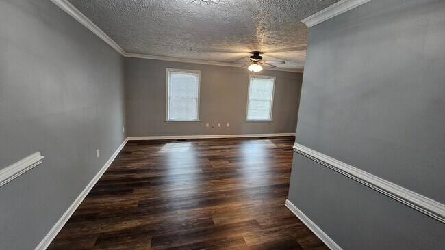 Building Photo - DON'T MISS THIS STUNNER!  3 Bedroom End Unit Townhome in Quiet Location!