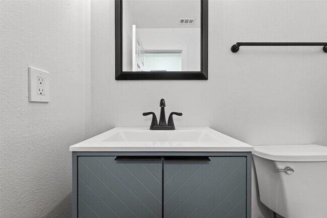 Building Photo - 2018 Village Ct Ln