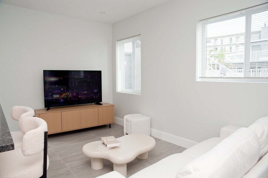 Building Photo - 4051 N Ocean Dr