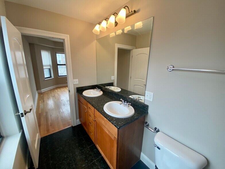 Building Photo - 1140 E Marquette Rd