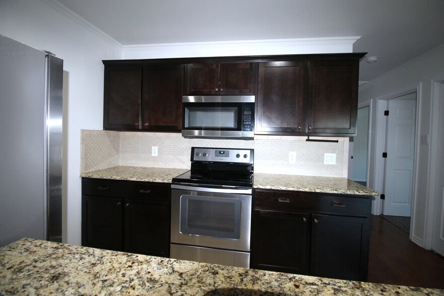 Building Photo - 935 /937 Robineta Ln
