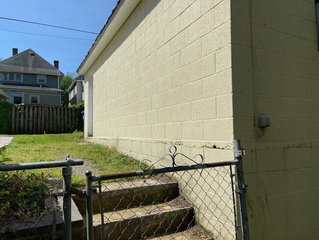 Building Photo - 606 Elm Ave