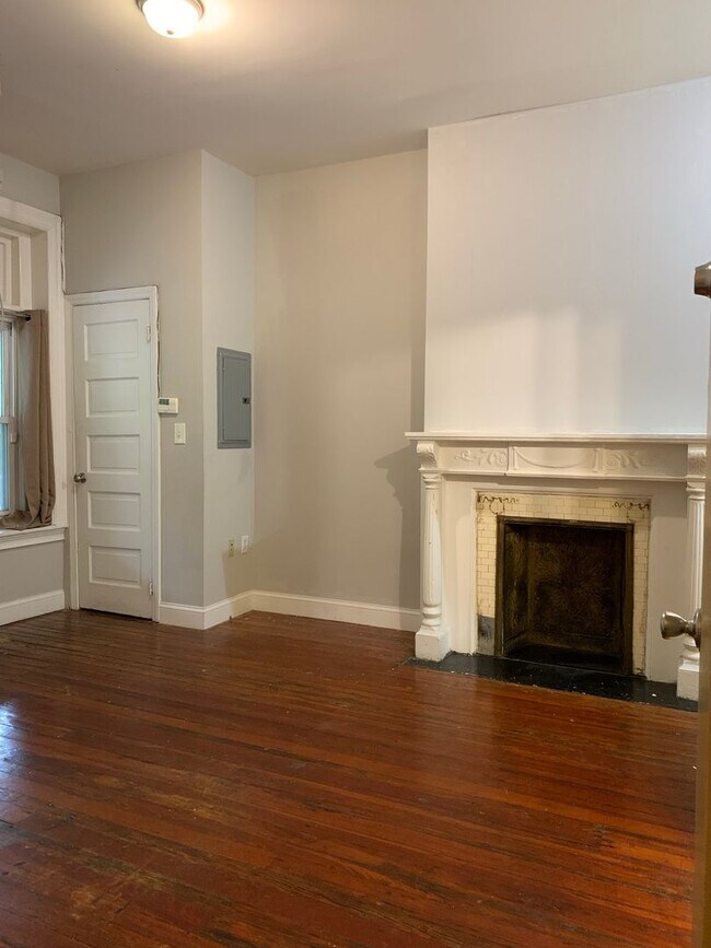 Building Photo - Amazing Studio Apartment located in Univer...