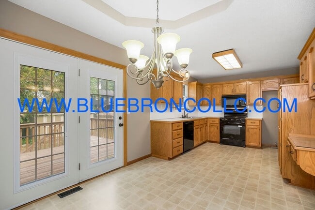 Building Photo - Check out this spacious home with thoughtf...