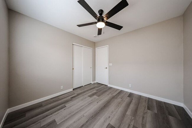 Building Photo - Welcome to this Charming 3 BEDROOM , 2 BAT...