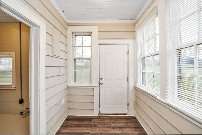 Building Photo - Updated 2-Bedroom Duplex – $800/month | Ta...