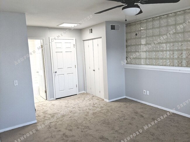 Building Photo - 3 BEDROOM 3 BATH END UNIT TOWNHOME IN GATE...