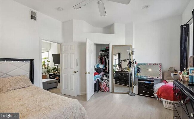 Building Photo - 2606 W Girard Ave