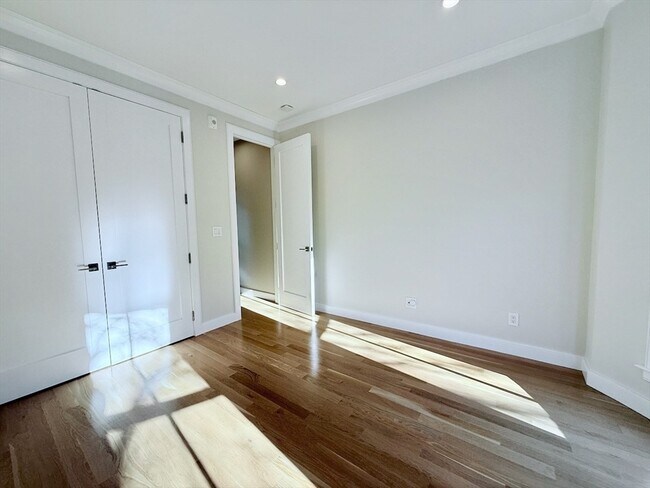 Building Photo - 143 Warren Ave