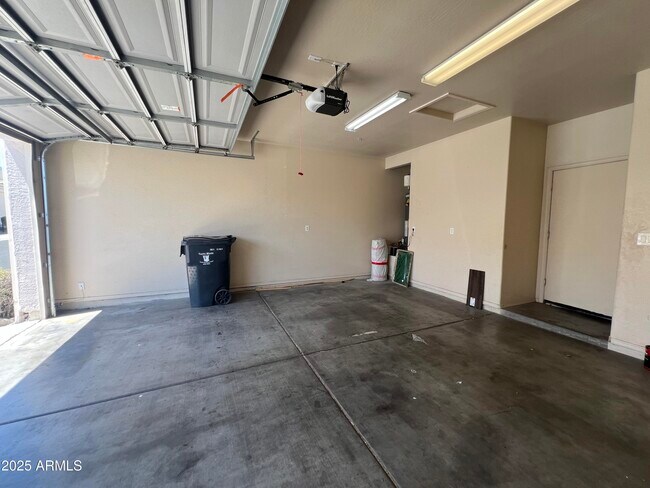 Building Photo - 1770 Bluff Dr