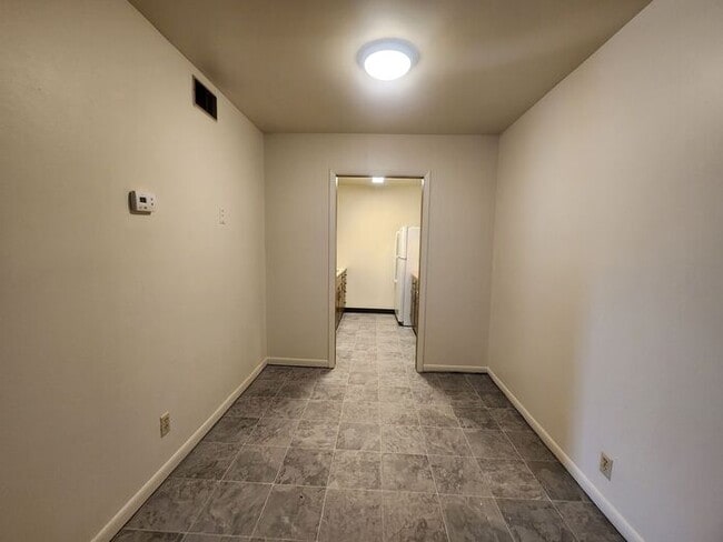 Building Photo - 1 Bedroom Court Yard Level Apartment