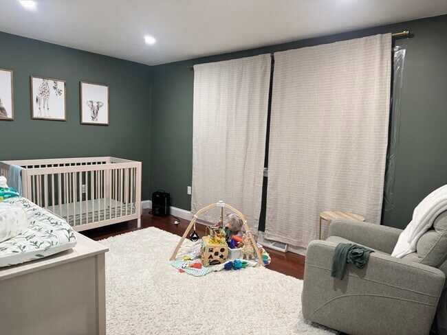 Building Photo - 909 Pleasant St