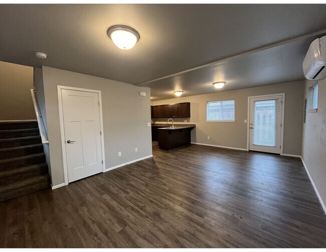 Building Photo - Townhouse Style 3 Bedroom