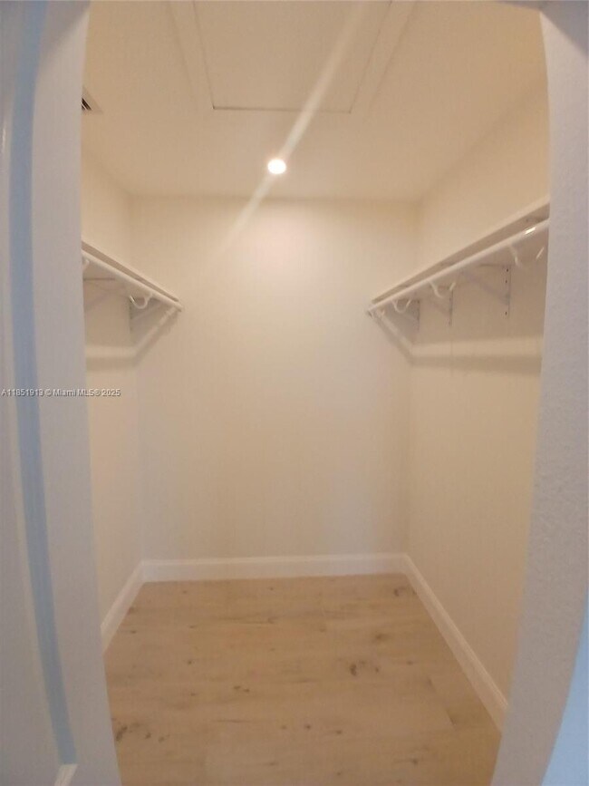 Building Photo - 1070 SW 135th Pl