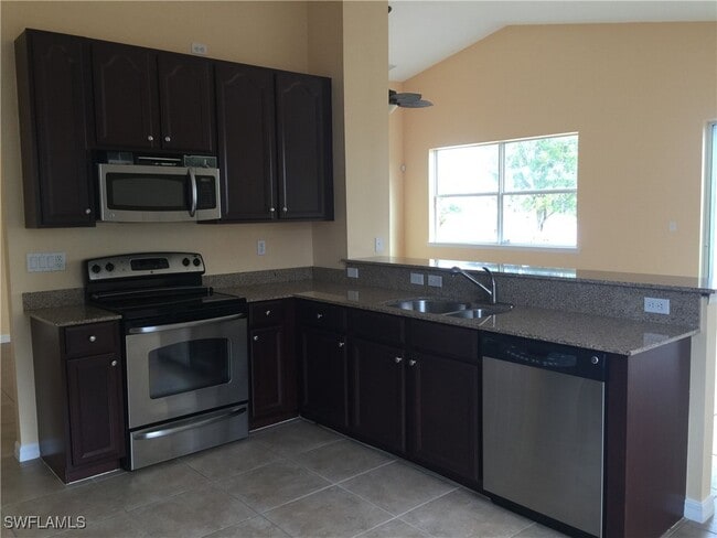 Building Photo - 1560 Birdie Dr
